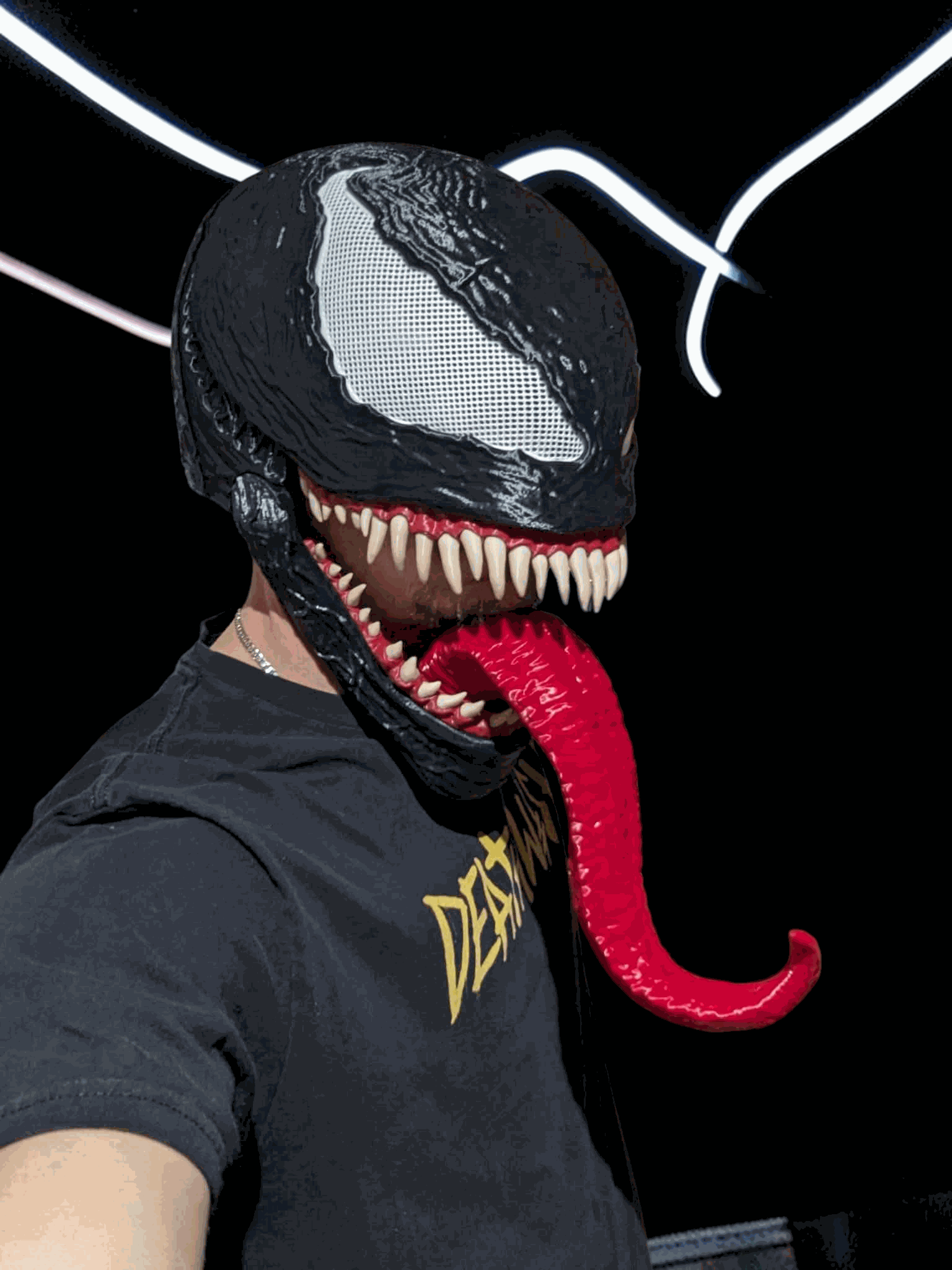 Venom mask helmet with open-close jaw and colored white or beige teeth fitting heads up to 24 inches