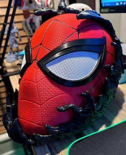 Spider-Man 2 mask set featuring Brand New Day Regular and Symbiote Venom versions, fits heads up to 24 inches